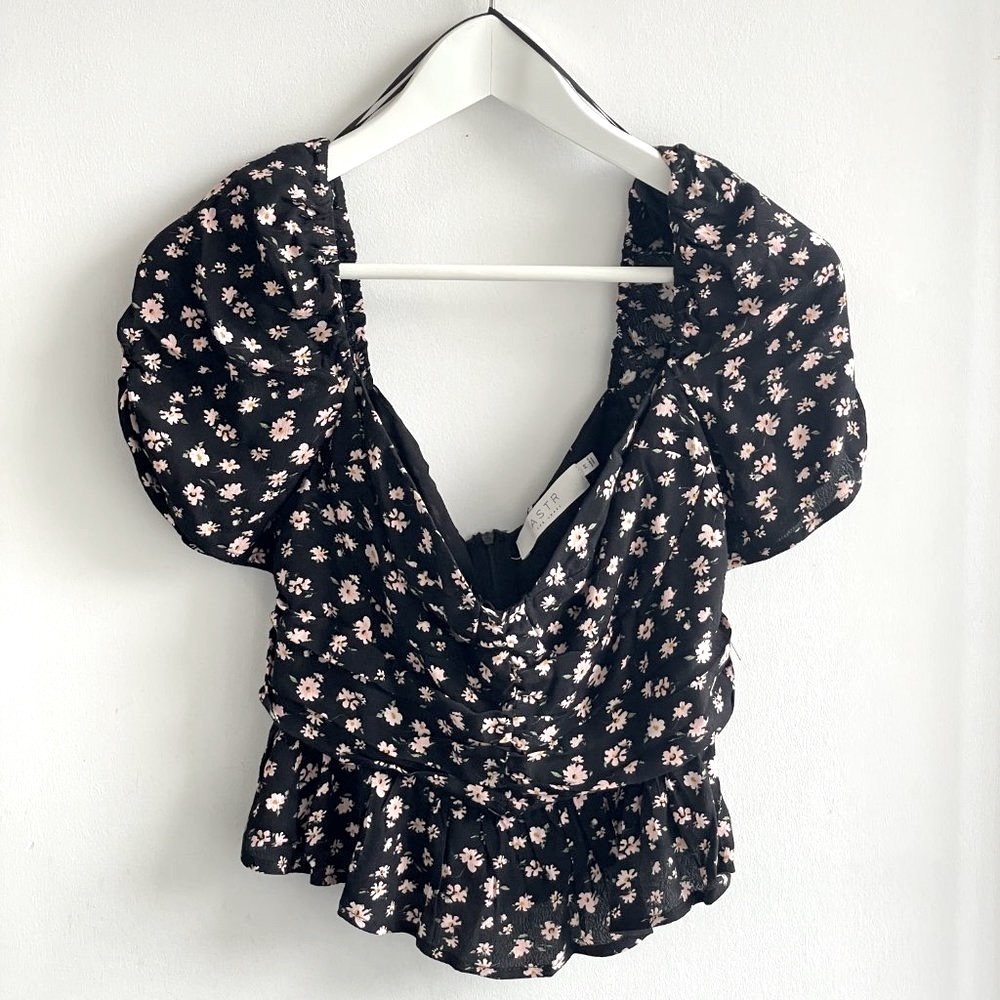 Floral puff sleeve sweetheart peplum top by Astr